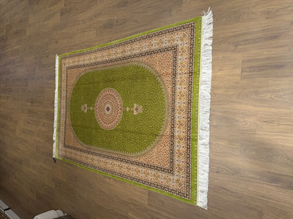 İran İpek Halı 150 x 225 Yeşil Madalyon