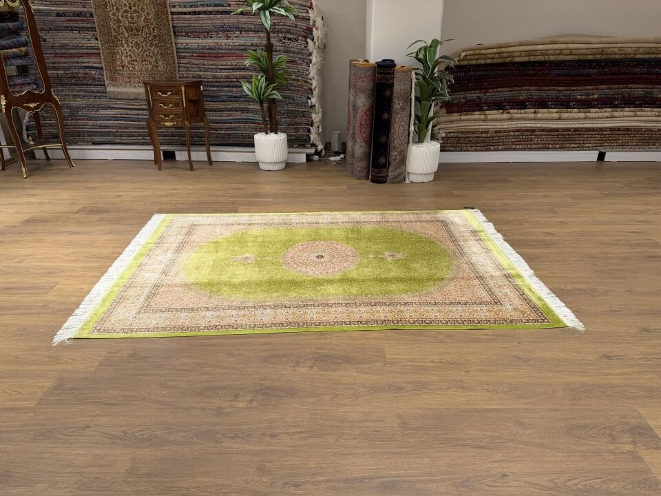 İran İpek Halı 150 x 225 Yeşil Madalyon