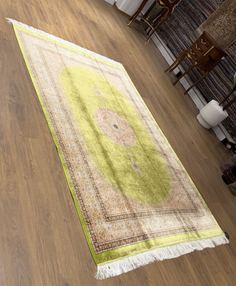 İran İpek Halı 150 x 225 Yeşil Madalyon