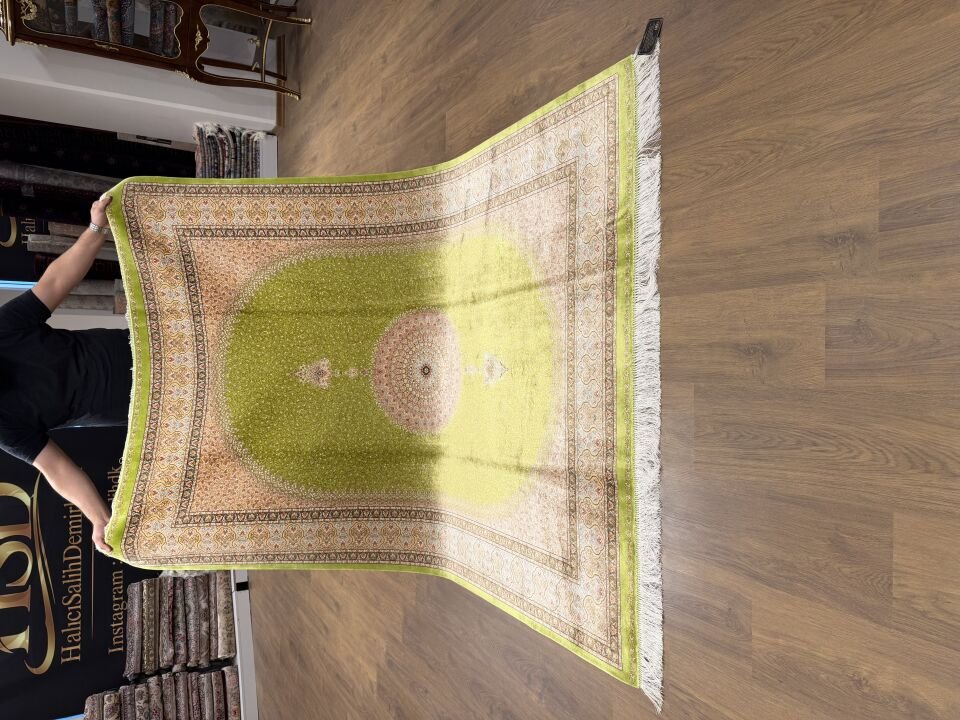 İran İpek Halı 150 x 225 Yeşil Madalyon