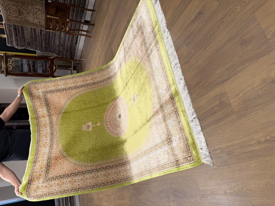 İran İpek Halı 150 x 225 Yeşil Madalyon