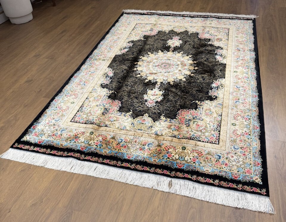 İran İpek Halı 150 x 225 Siyah Madalyon