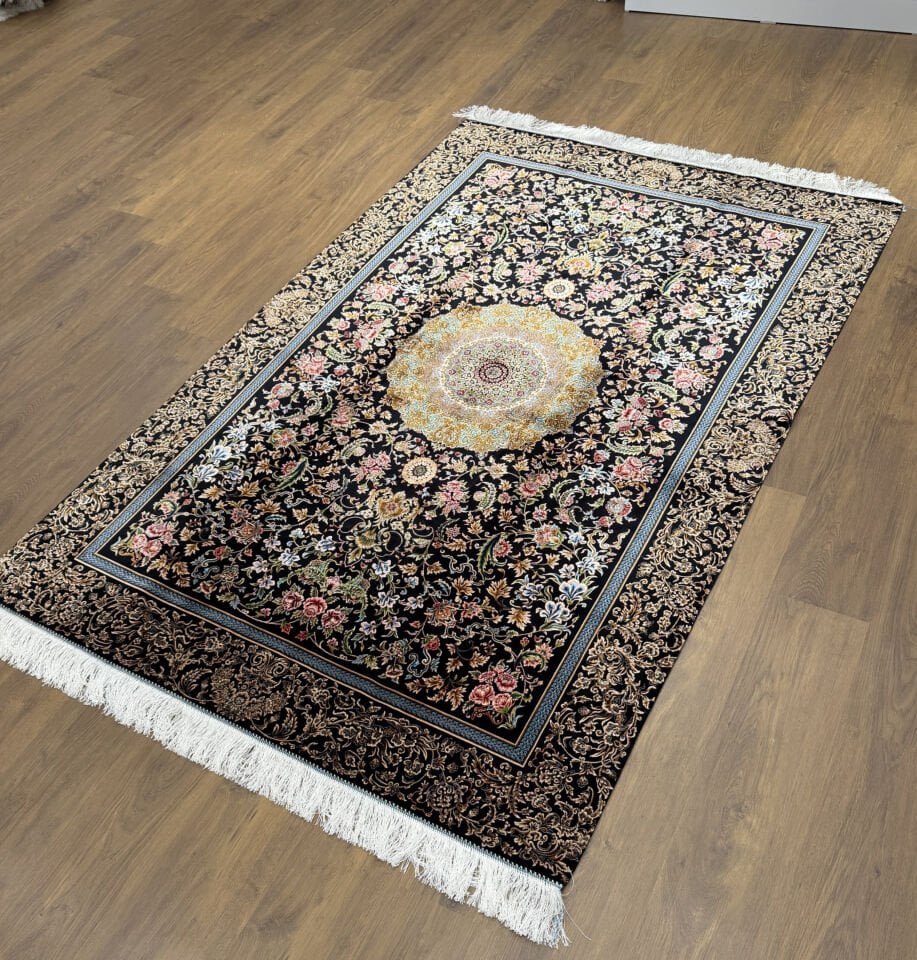 İran İpek Halı 150 x 225 Siyah Oriental Madalyon