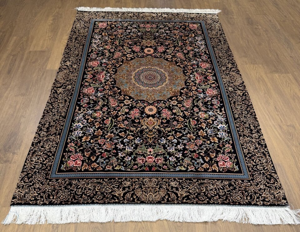 İran İpek Halı 150 x 225 Siyah Oriental Madalyon