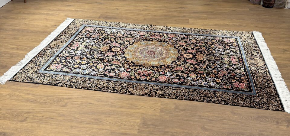 İran İpek Halı 150 x 225 Siyah Oriental Madalyon