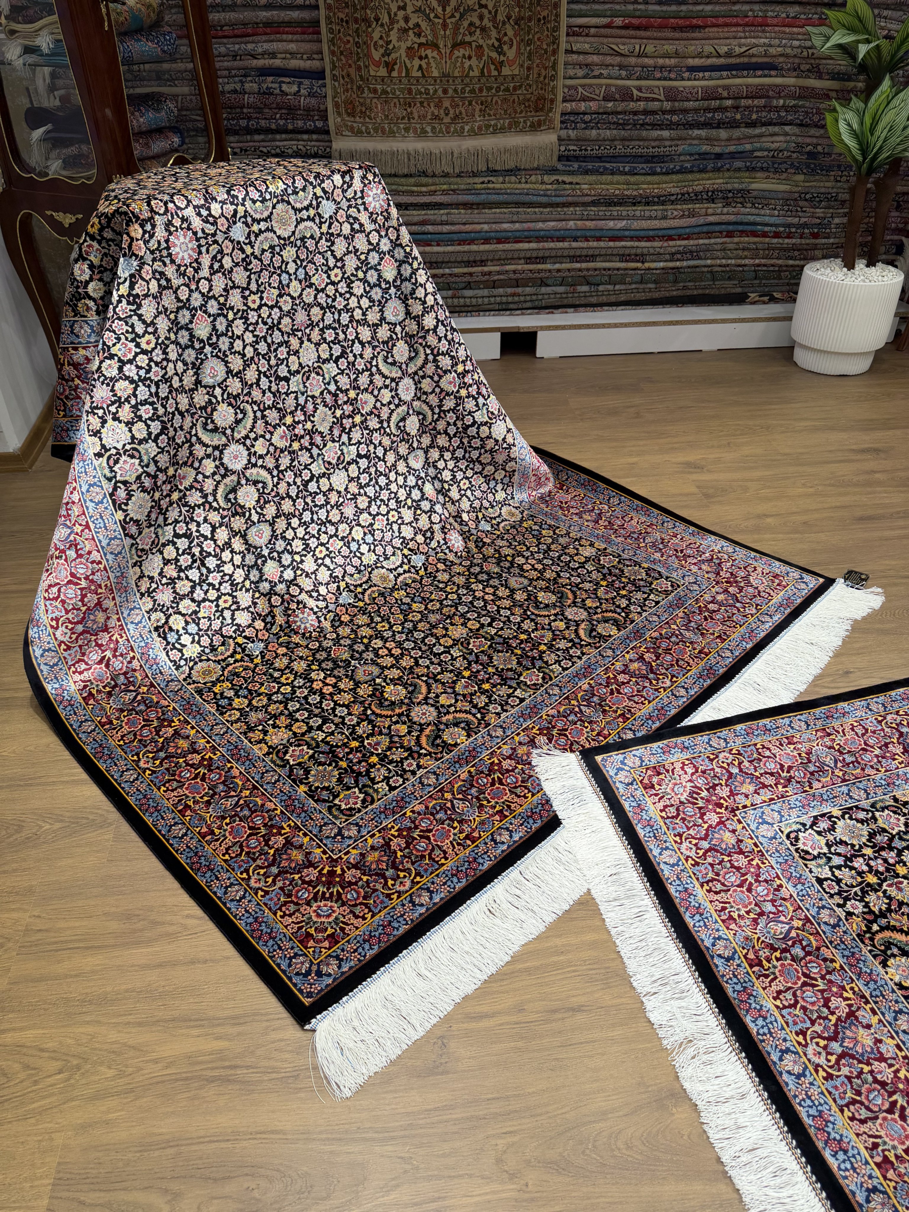 İran İpek Halı 150 x 225 Yedidağ Çiçeği Hereke Siyah